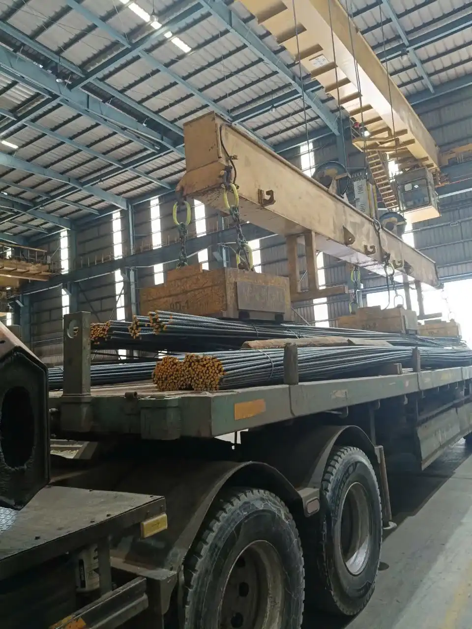 Kẻ gian lừa mang xe đến tận nhà máy để nhận hàng